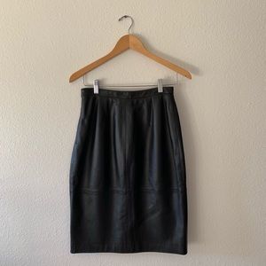 ✨VINTAGE✨ black leather skirt